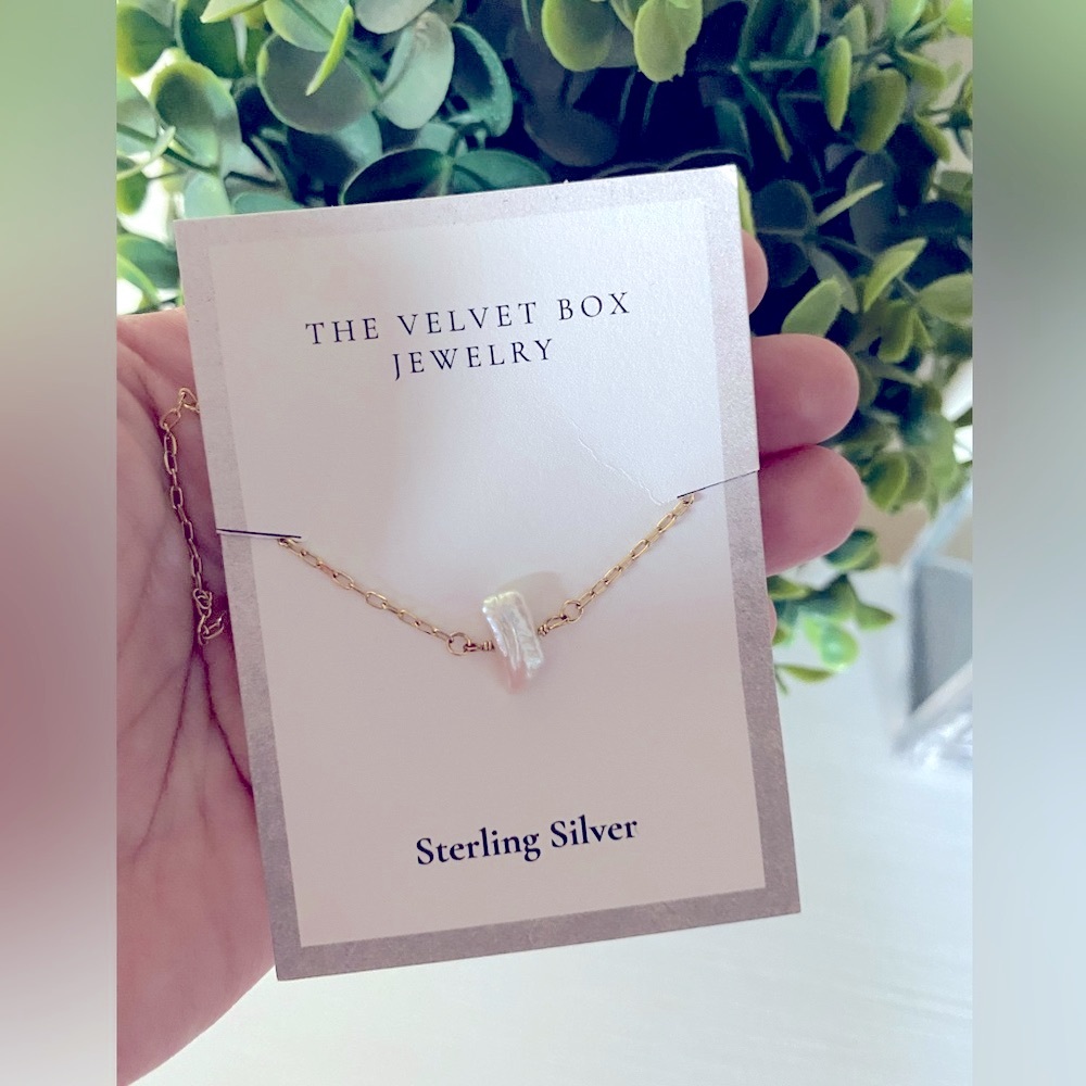 Beautiful New Natural white Pearl Gold over Sterling Silver 925 Modern necklace